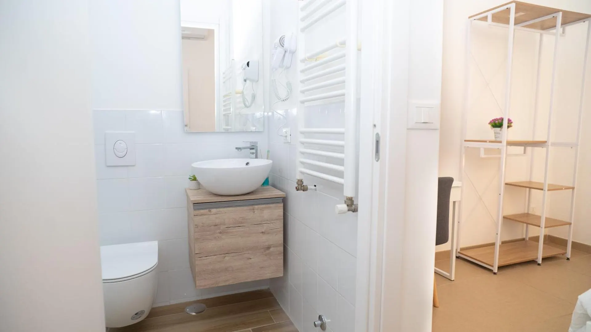 Modern Two-Room Apartment For 2, 20 Minutes From Termini  Rome