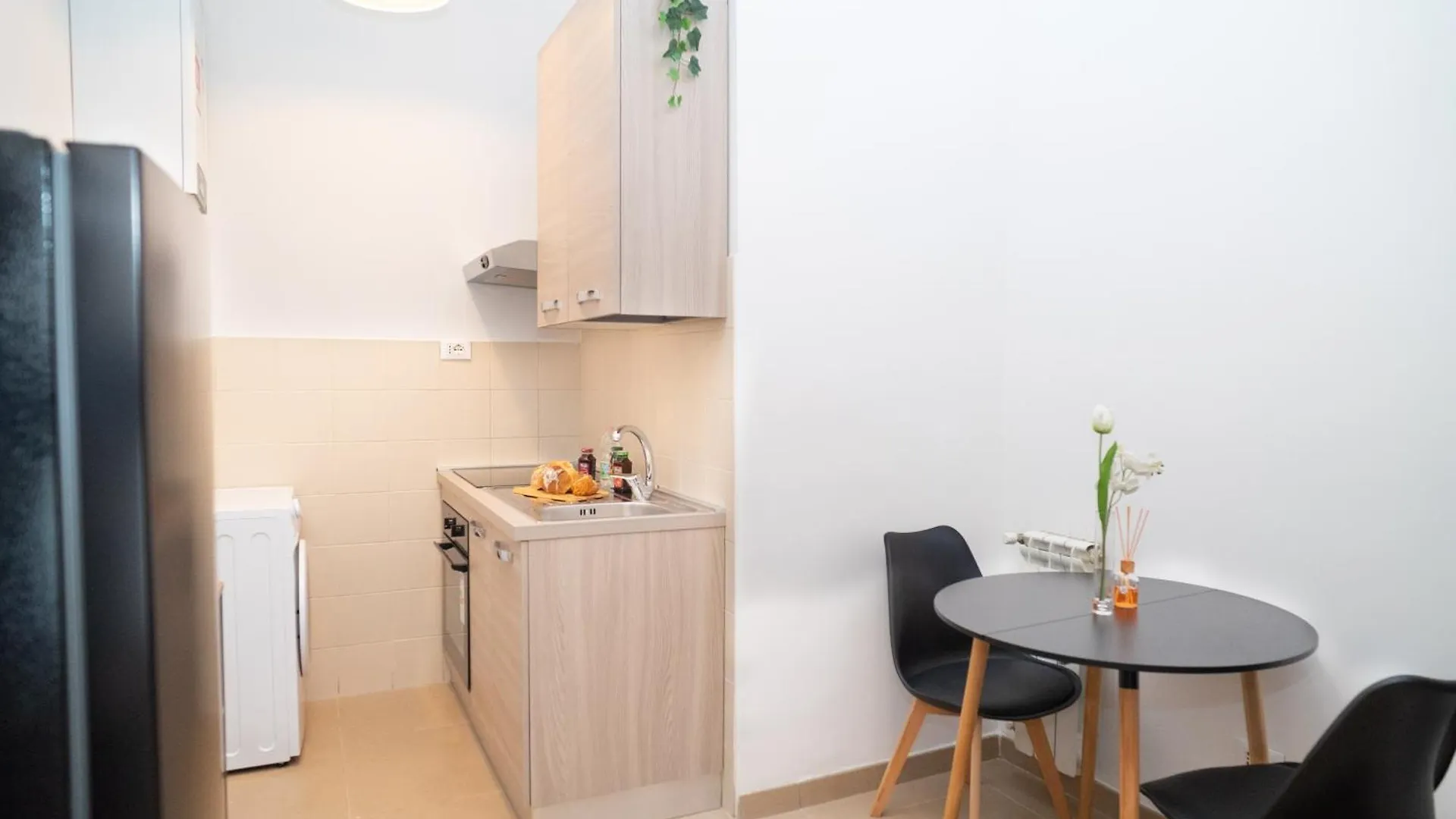 Modern Two-Room Apartment For 2, 20 Minutes From Termini