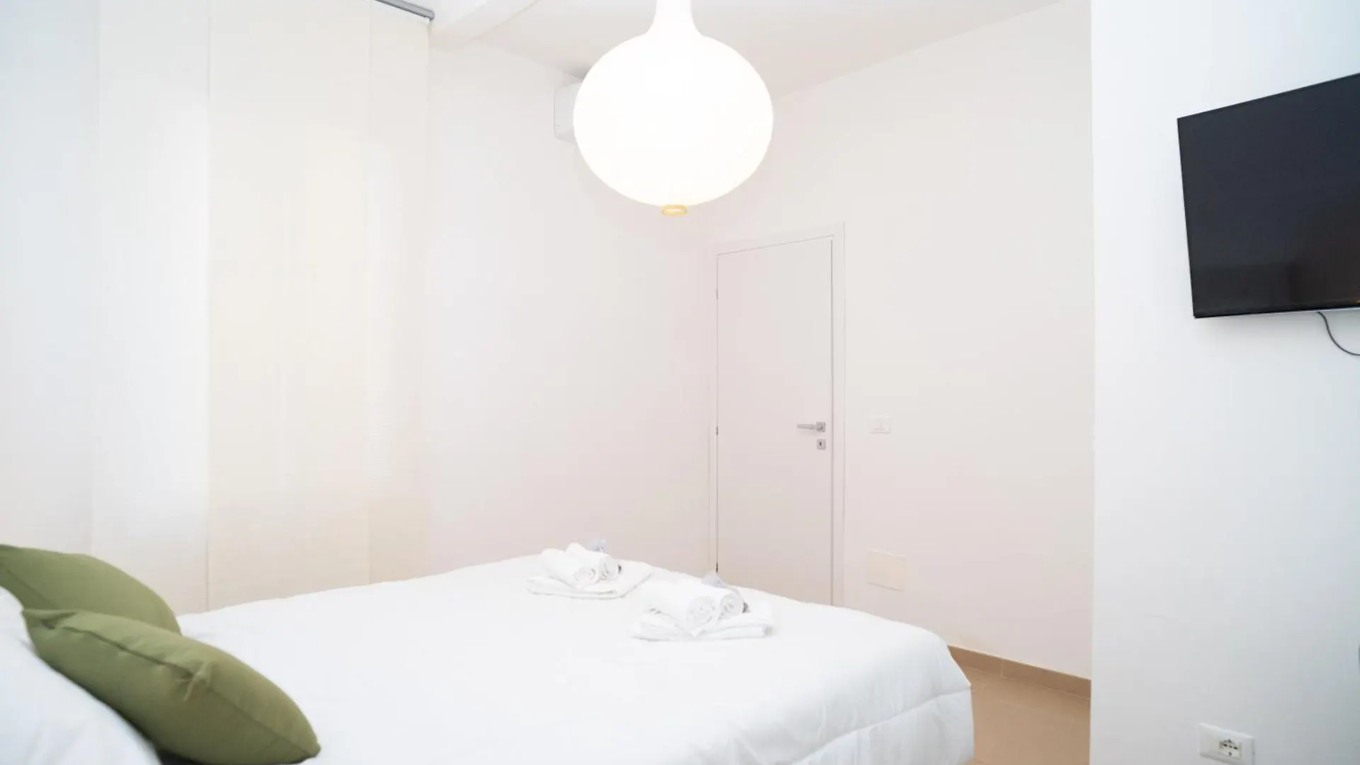Modern Two-Room Apartment For 2, 20 Minutes From Termini 0*, Rome