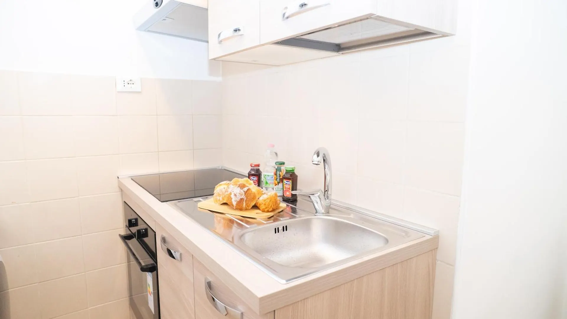 Modern Two-Room Apartment For 2, 20 Minutes From Termini 0*, Rome Italy