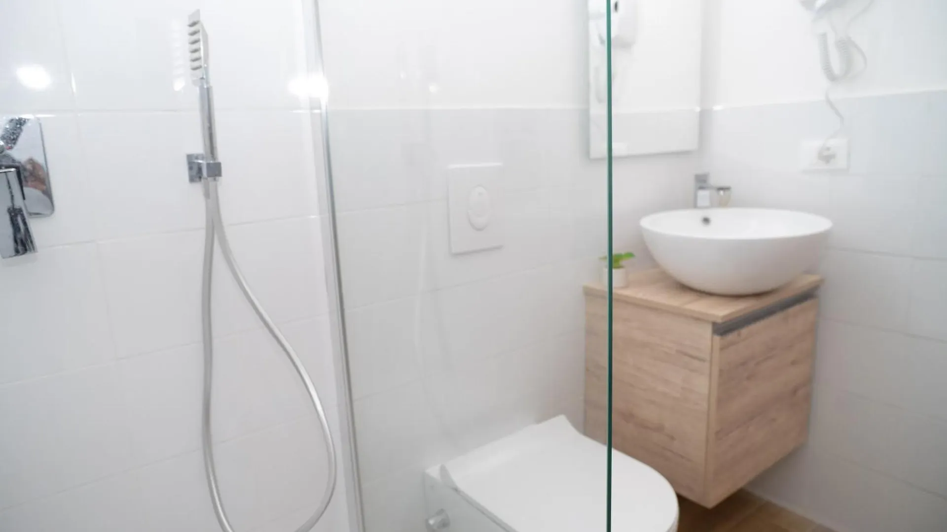 Modern Two-Room Apartment For 2, 20 Minutes From Termini Italy
