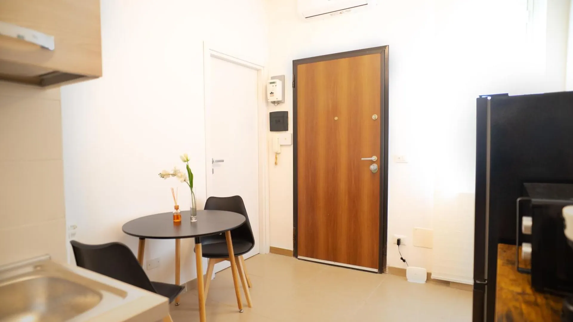 Modern Two-Room Apartment For 2, 20 Minutes From Termini Italy