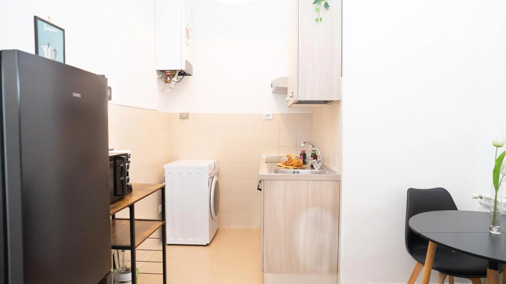 Modern Two-Room Apartment For 2, 20 Minutes From Termini Rome